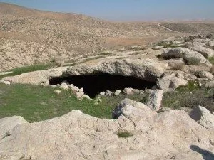 האזור עולו משופע במערות, חלקן שימשו למגורים