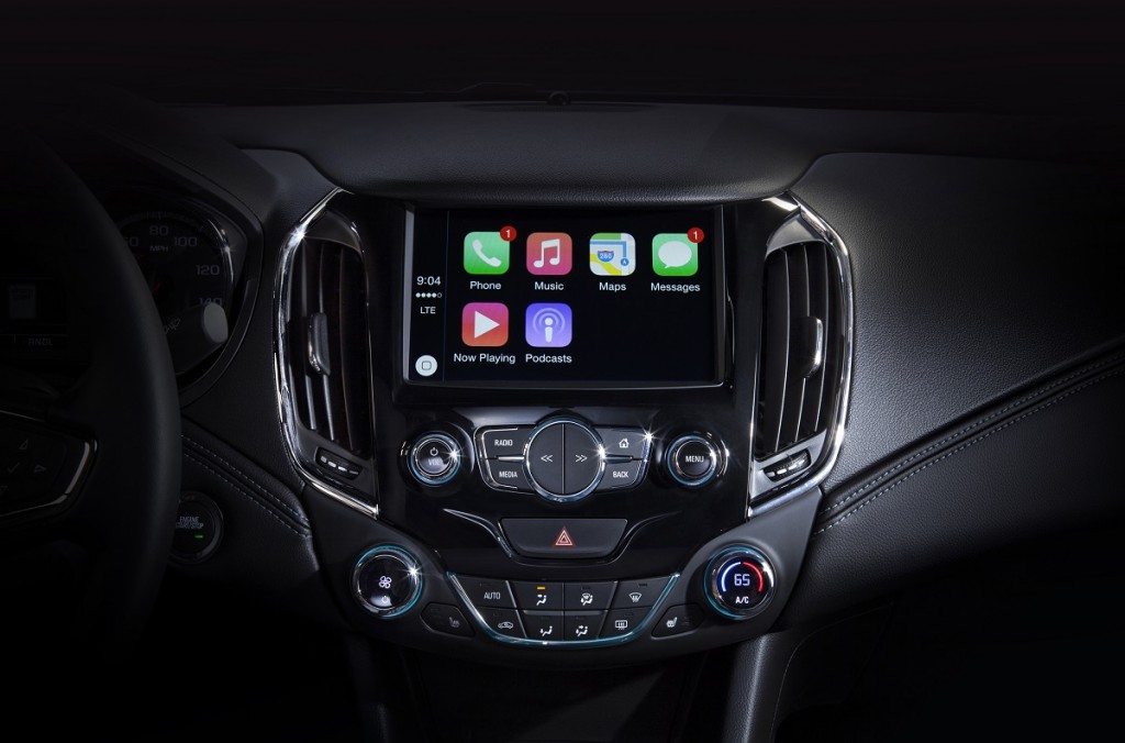 2016-Chevrolet-Cruze-Apple-CarPlay-002