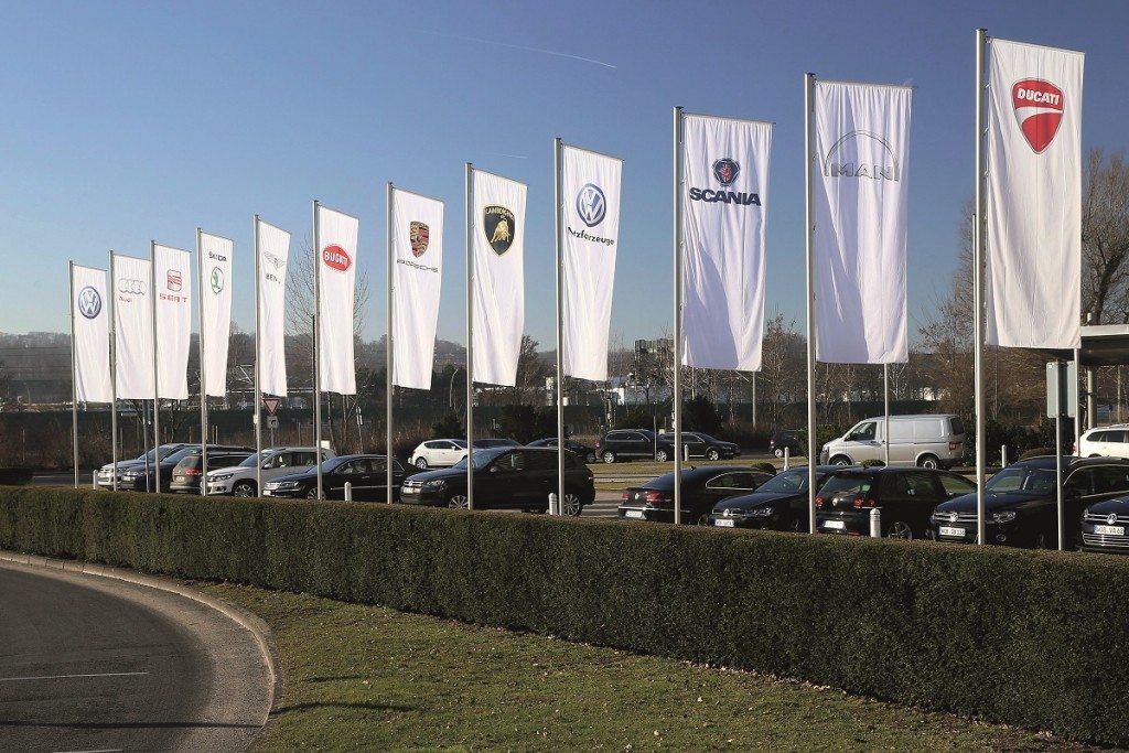 Volkswagen Werk Wolfsburg/Fahnenstangen der Konzernmarken am Verwaltungshochhaus