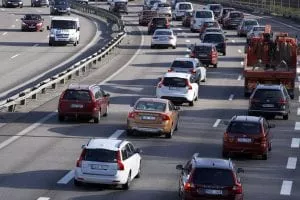 מכוניות בכביש מהיר