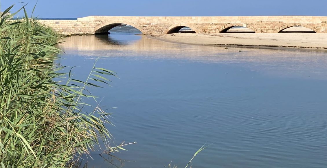 אל הגשר המחודש שעל הנחל הכחול