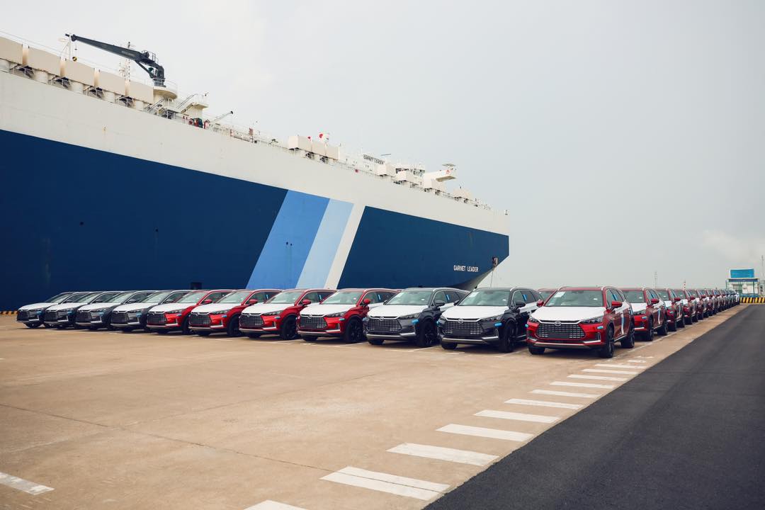 יצרנית הרכב BYD נלחמת במשבר שרשראות האספקה: הזמינה 6 אוניות ענק להובלת רכב