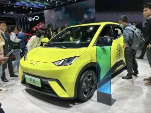 יצרנית הרכב הסינית BYD החלה למכור את סיגאל החשמלית בסין. המחיר: 10,650 דולר