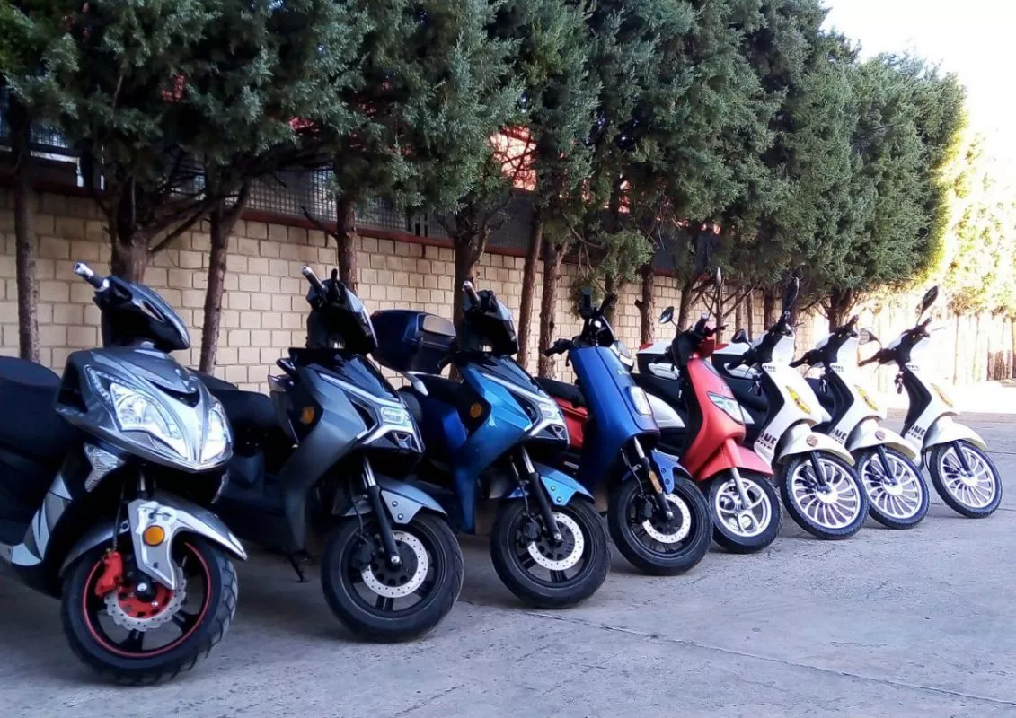 כותרת המשנה של ההודעה כוללת הטעיה שחוזרת על עצמה בפירוט בהודעה עצמה, לפיה מדובר ב"קטגוריות חדשות של אופנועים ותלת אופנועים". האמת היא שהקטגוריות האלה ממש לא "חדשות". הן הוגדרו באירופה כבר לפני יותר מ-15 שנים. בכל מקרה, אפילו אם רגב תעמוד בהבטחתה והכנסת תמצא זמן לנסח את תקנות התעבורה שנדרשות – עדיין יימנעו מאיתנו סוגי רכב נוספים וחשובים יותר אשר מתגלגלים מזה זמן על כבישי אירופה והעולם.