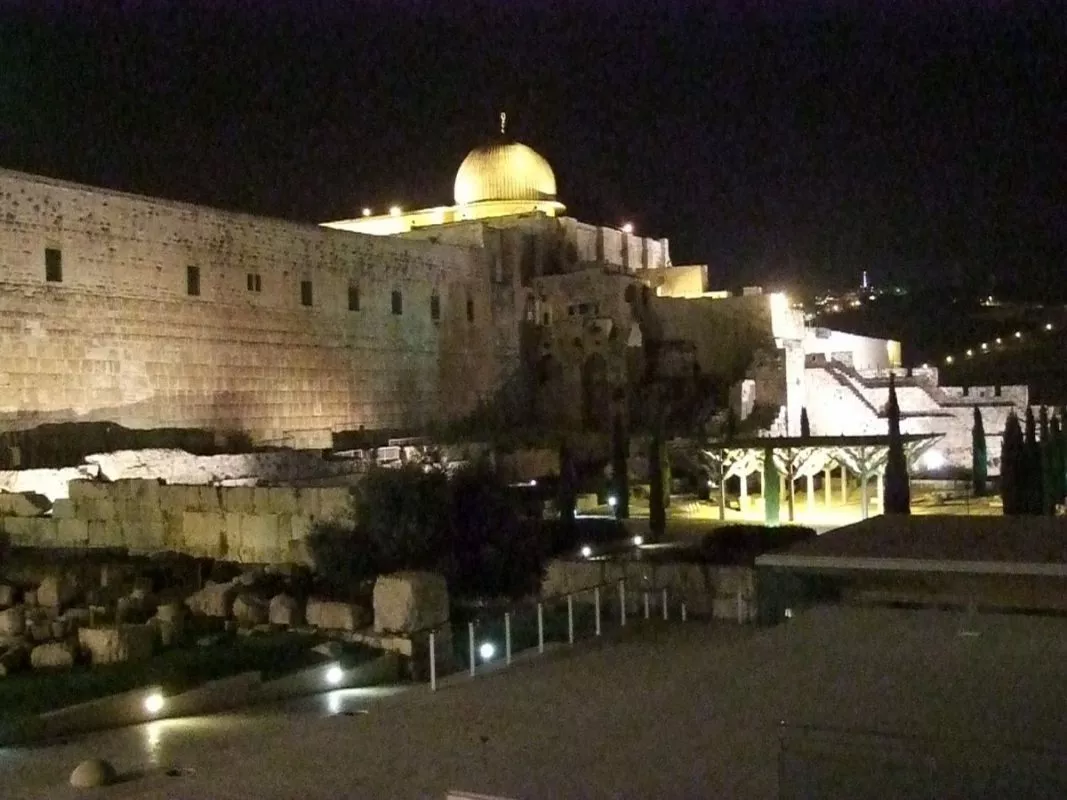 טיול לסופ"ש: כאשר חם ומסוכן לטייל ביום עוברים לטיול לילה חוויתי