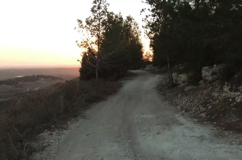 טיול לסופ"ש: כאשר חם ומסוכן לטייל ביום עוברים לטיול לילה חוויתי