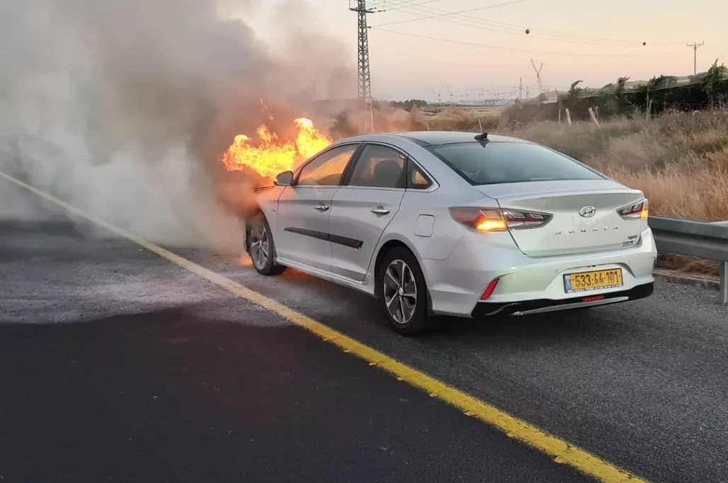 היונדאי סונטה עלתה באש, הרופא ניצל בנס ובתושיה, אבל ביונדאי מתעקשים שאין בעיה בטיחותית