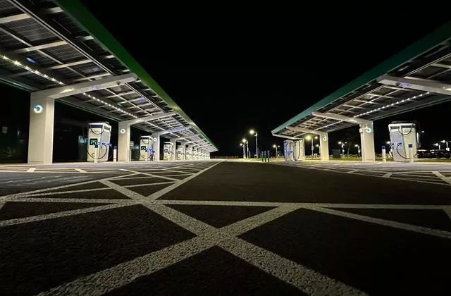 כך מקדמים את מהפכת הרכב החשמלי: מרכז הטעינה הגדול בבריטניה מאפשר טעינה סימולטנית של 180 כלי רכב