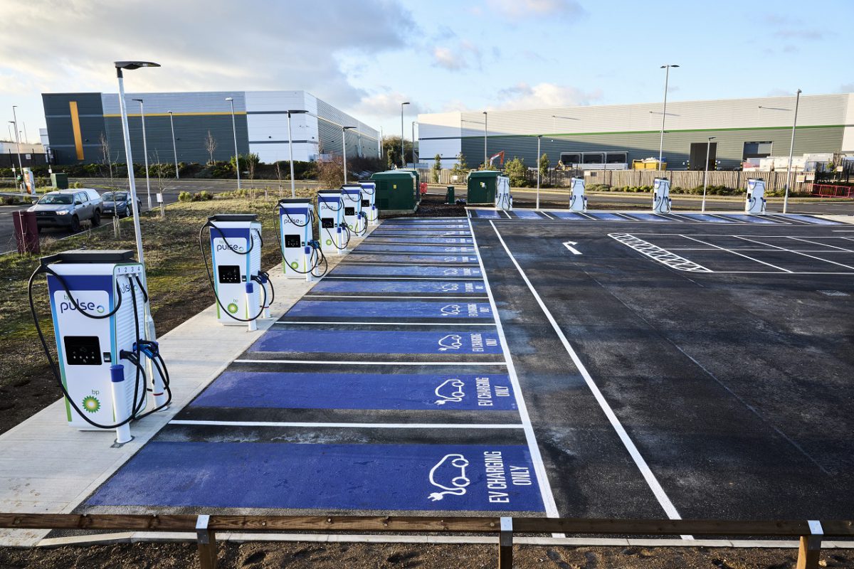 כך מקדמים את מהפכת הרכב החשמלי: מרכז הטעינה הגדול בבריטניה מאפשר טעינה סימולטנית של 180 כלי רכב