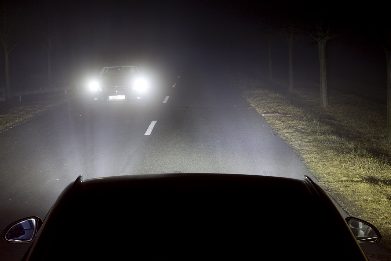 פנסי LED במכוניות הפכו לבעיה מסנוורת וקטלנית. ארגוני נהגים בכל העולם דורשים פעולה