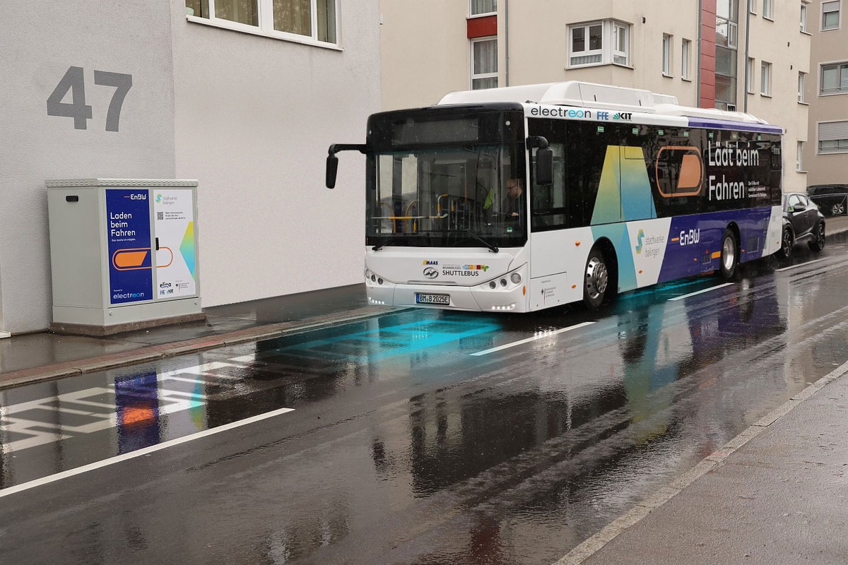 עתיד הטעינה של רכב חשמלי: רובוטית, אלחוטית, בהחלפה או בתנועה?