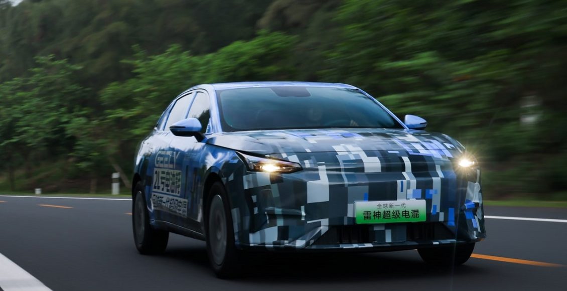 ג'ילי הולכת על הראש של BYD עם מערכת היברידית נטענת