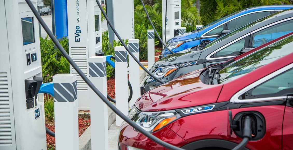 טראמפ משמיד את הרכב החשמלי: סוגר אלפי עמדות טעינה במוסדות פדרליים