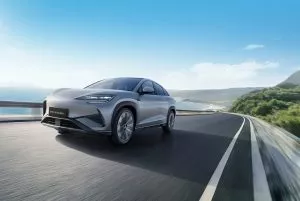 סי ליאון 7 של BYD מושק בישראל מול טסלה Y