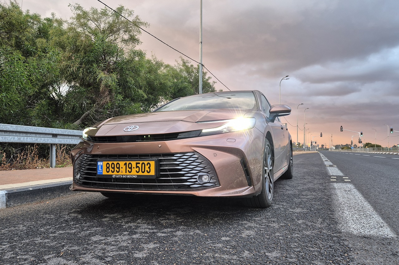 טויוטה קאמרי היברידית 2025 במבחן דרכים