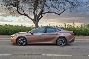 טויוטה קאמרי היברידית 2025 במבחן דרכים