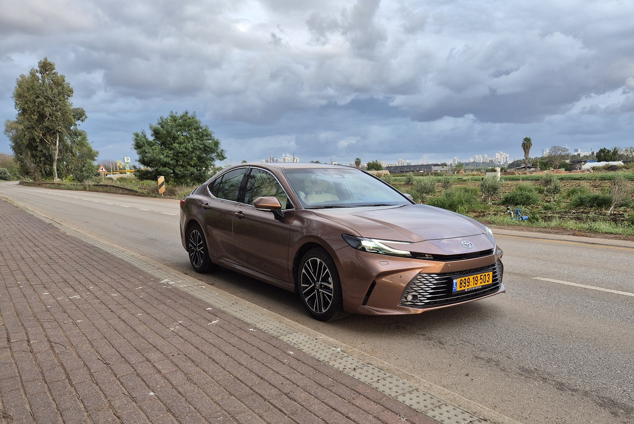 טויוטה קאמרי היברידית 2025 במבחן דרכים