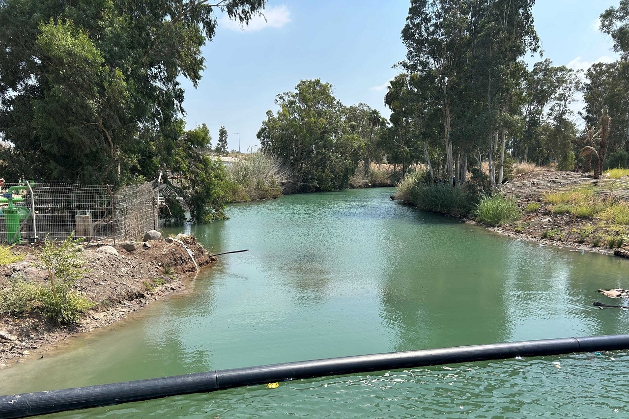 כדי להפריד בין מי הכנרת הנקיים לבין המים המליחים שהוזרמו דרומה באמצעות "המוביל המלוח".