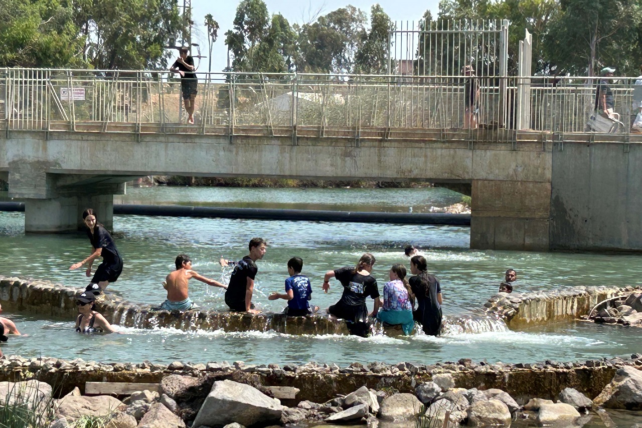 כדי להפריד בין מי הכנרת הנקיים לבין המים המליחים שהוזרמו דרומה באמצעות "המוביל המלוח".
