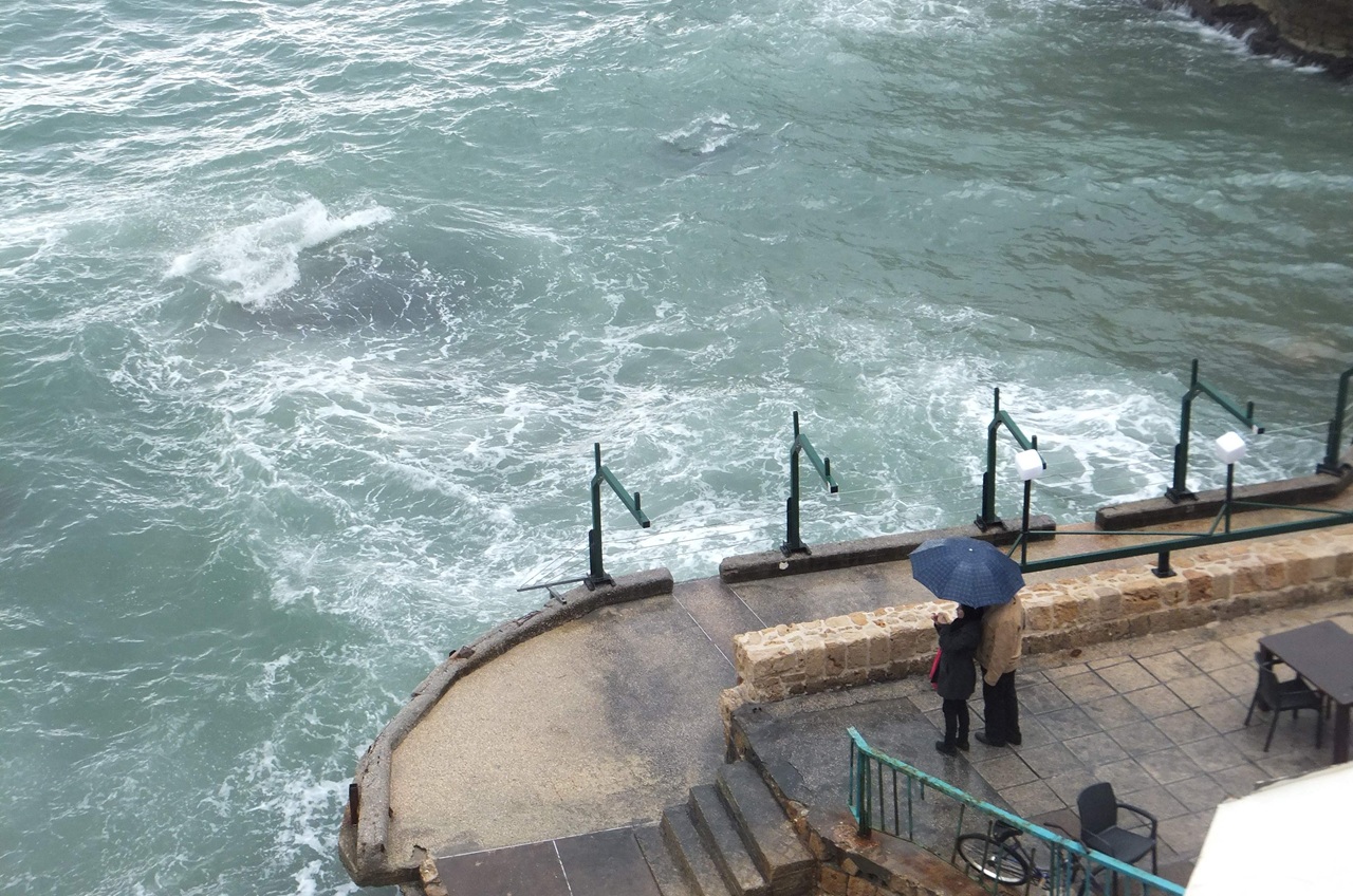 במקום להישאר בבית עם התה והספרים הישנים אנחנו מתניעים את הרכב ונוסעים לחוש את עוצמת הטבע