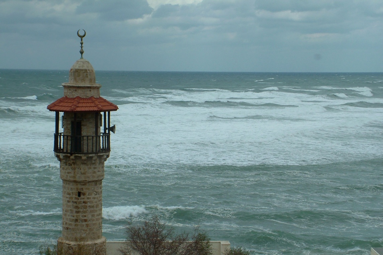 את סער הגלים אפשר לראות מרחוק, כאשר קו החוף והאופק מעוטרים בצבע כחול-אפור עמוק וקודר