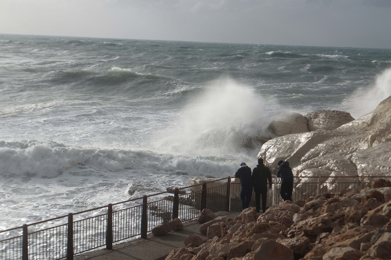 טיול לסופ"ש: אל רסס הגלים על חוף ים סוער