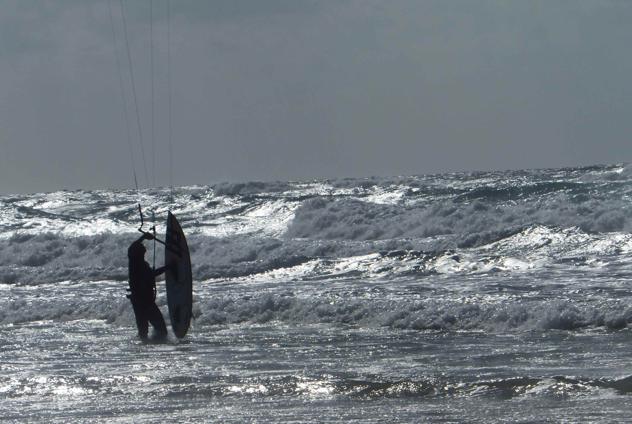 שבמהלך סופות חורף טיפוסיות למזרח הים התיכון נוצרים גלים בגובה של מספר מטרים