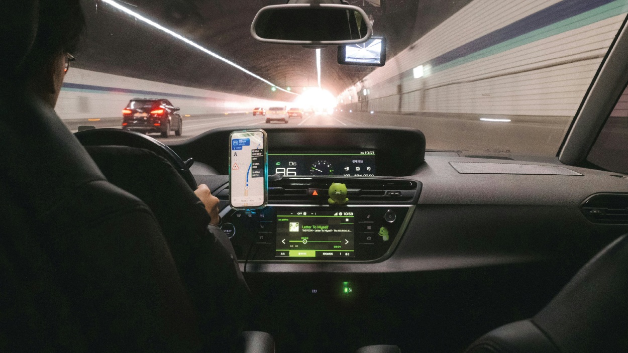 סוף עידן המסכים המעצבנים ברכב