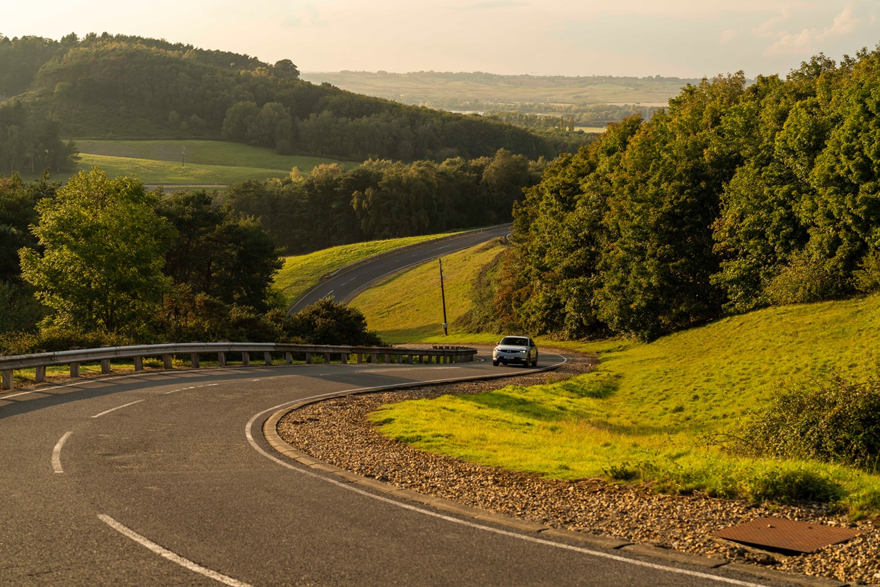 נשים נוהגות ירוק: איך נהיגה רגועה חוסכת דלק וכסף – במיוחד ברכב חשמלי