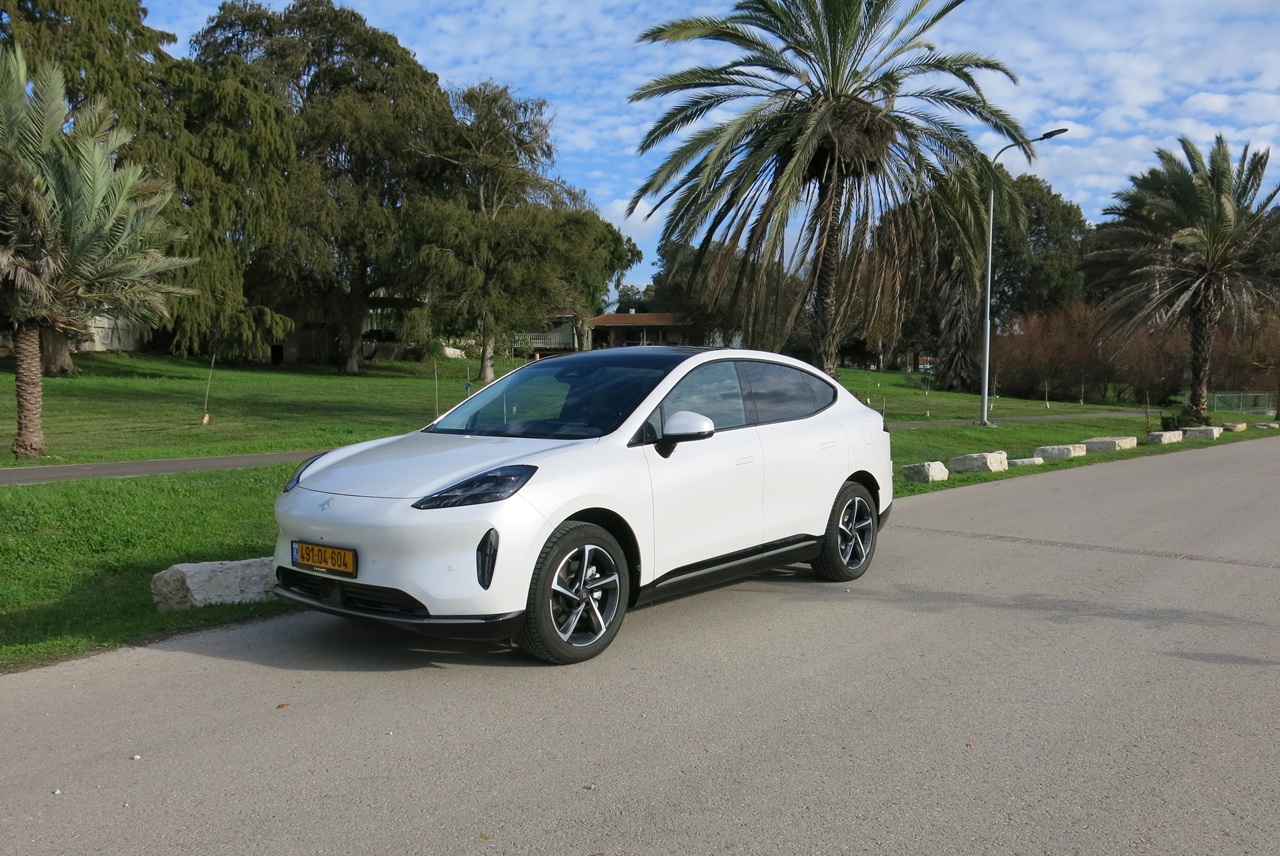 אל תחום הרכב החשמלי GAC נכנסה באחור אופנתי, ואם מתעלמים מהסבות לחשמל של דגמים שנולדו עם מנועי בעירה - אפשר לומר שהיא מייצרת דגמים חשמליים סדרתיים מסוף שנת 2019, וביתר שאת החל משנת 2020 לאחר הקמת GAC Aion New Energy Automobile (ובקיצור: GAC Aion). 