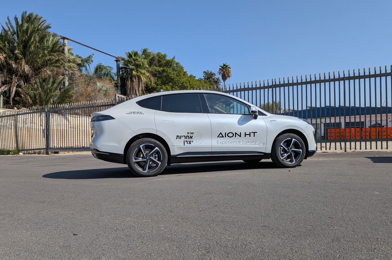 התשובה של Aion, בשלב ראשון, היא לשלוח "גששים" ולהרגיש את השוק, ולעשות את זה במתכונת של סדרות ייצור קטנות ובלי תקינה אירופאית מלאה. 