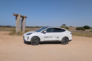 האתגר האמיתי במבחן דרכים לרכב חשמלי סיני בימינו הוא להעריך את הסיכוי שהוא ישרוד כאן בעוד שנתיים או חמש שנים. זה הסיפור של Aion HT