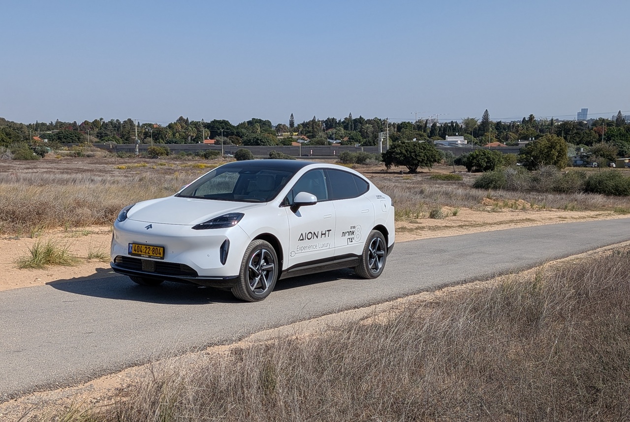 המנוע האחורי מעביר לגלגלים האחוריים 245 כוחות סוס ו-31.5 קג"מ של מומנט, מאיץ את הרכב ל-100 קמ"ש תוך 7.1 שניות ואל מהירות מרבית של 183 קמ"ש. אלה לא נתונים שמפילים מן הגלגלים אבל באמת של החיים זה עושה את העבודה.