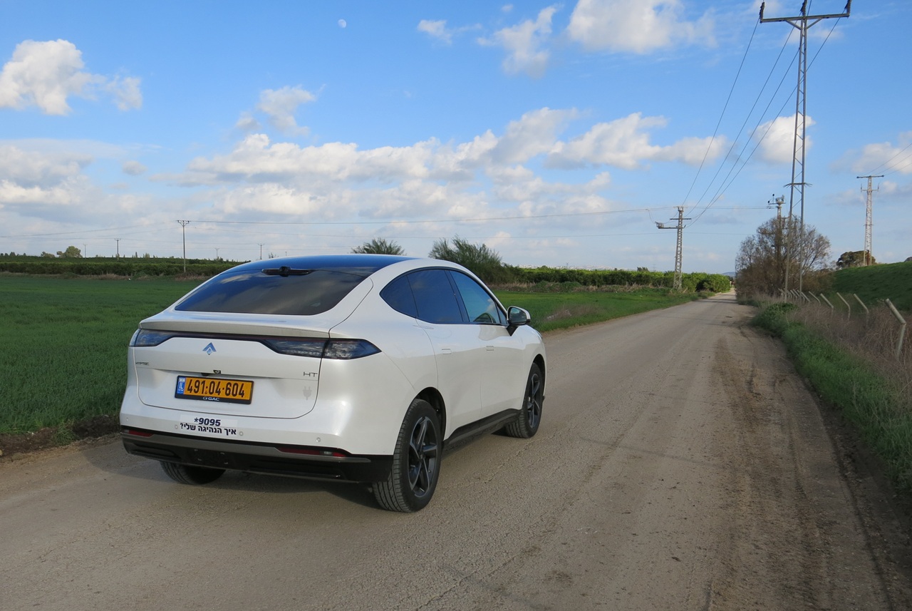 בסוף שנת 2025 התפוצצה סוף סוף בועת המחירים בשוק הרכב הישראלי והסתבר – כפי שכתבנו לא מעט – שמחירי הרכב החדש בישראל נופחו בלא הצדקה. קשה לדעת האם ההתפכחות הזאת תיישר את המחירים בשנת 2026 ואיך טסלה תתנהג במורד הדרך – אבל במונחים של שנת 2025 – HT הציע מחיר מאוד מפתה ביחס לרכב גדול, מפנק, מודרני, עם 8 שנות אחריות וגב של יבואנית רכב מבוססת.