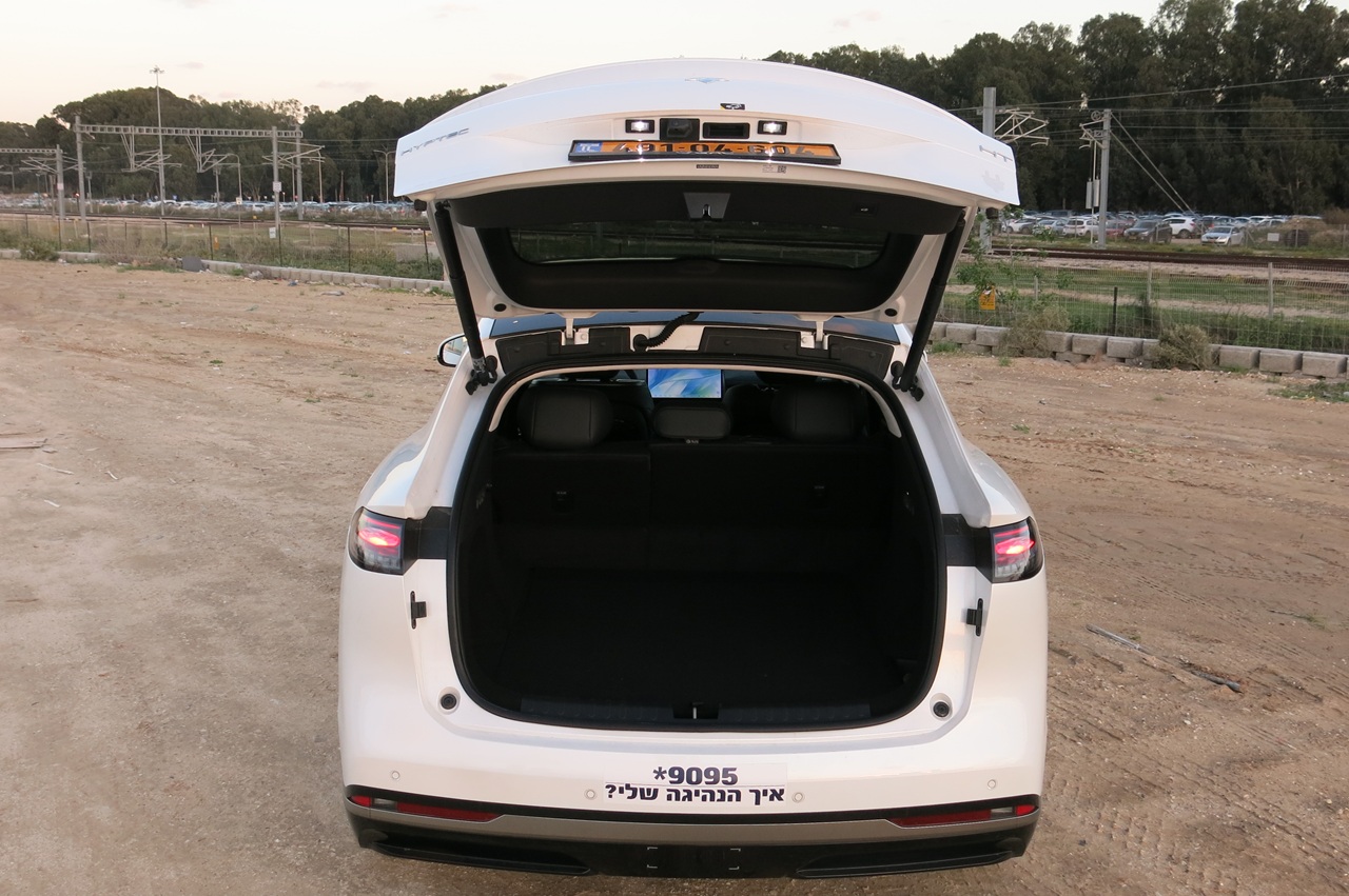 תא המטען גדול, נפחו 670 ליטרים, ולמרות רצפה גבוהה מידי הוא שימושי למדי.