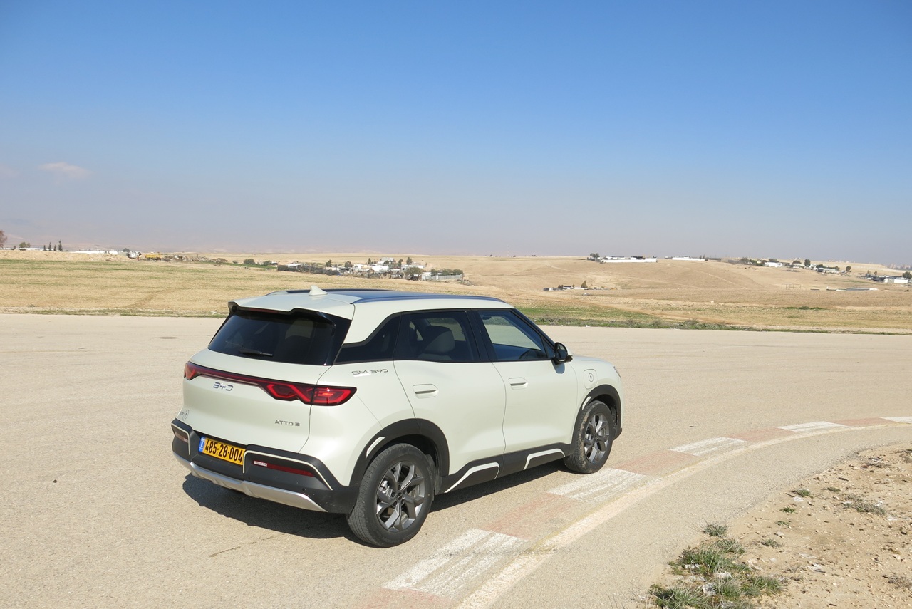 התכונות הטובות של Atto 2 – לא לפי סדר חשיבות: קל לתמרון איתו בנהיגה עירונית ובחניות, הוא מאובזר מאוד, נוח מאוד לנסיעה, מרווח מלפנים ולשני נוסעים גם מאחור, הוא בנוי היטב עם חומרים באיכות גבוהה, שדה ראיה טוב לכל הכיוונים, הנעה חשמלית מצוינת