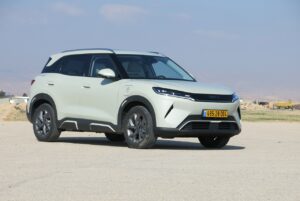 הדגם המוצלח ביותר של BYD בישראל יעשה חיים קשים לא רק למתחרים שלו אלא בראש ובראשונה לאחים הקרובים לו ביותר