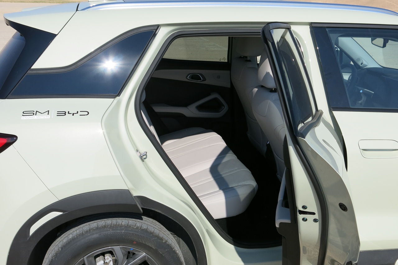 הרצפה שטוחה, כמובן, והמושב האחורי מרווח ונוח מאוד לשני מבוגרים, אבל הכניסה פנימה טיפ טיפה מאתגרת. מה שיותר מוזר זה שלמרות מרחב ראש מצוין - המושב האחורי נמוך מידי וזה מאלץ כיפוף ברכיים. המושב המרכזי צר ובעיקר נוקשה יתר על המידה, וגם מרחב הכתפיים לא להיט. התוצאה היא שאפשר להושיב שם מבוגר אבל אל תצפו שהוא גם ישיר. יש פתח מיזוג. אחד.