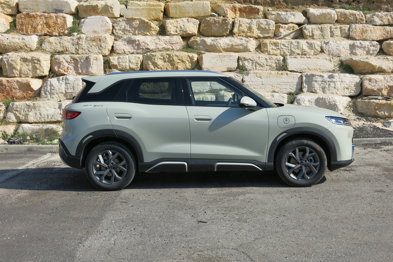 Atto 2 מנסה להשתחל בין 'דולפין' – אשר לא קיבלה עד היום את הכבוד המגיע לה בישראל וכנראה כבר לא תקבל אותו, לבין Atto 3 שהייתה להיט המכירות החשמלי-סיני הראשון בישראל