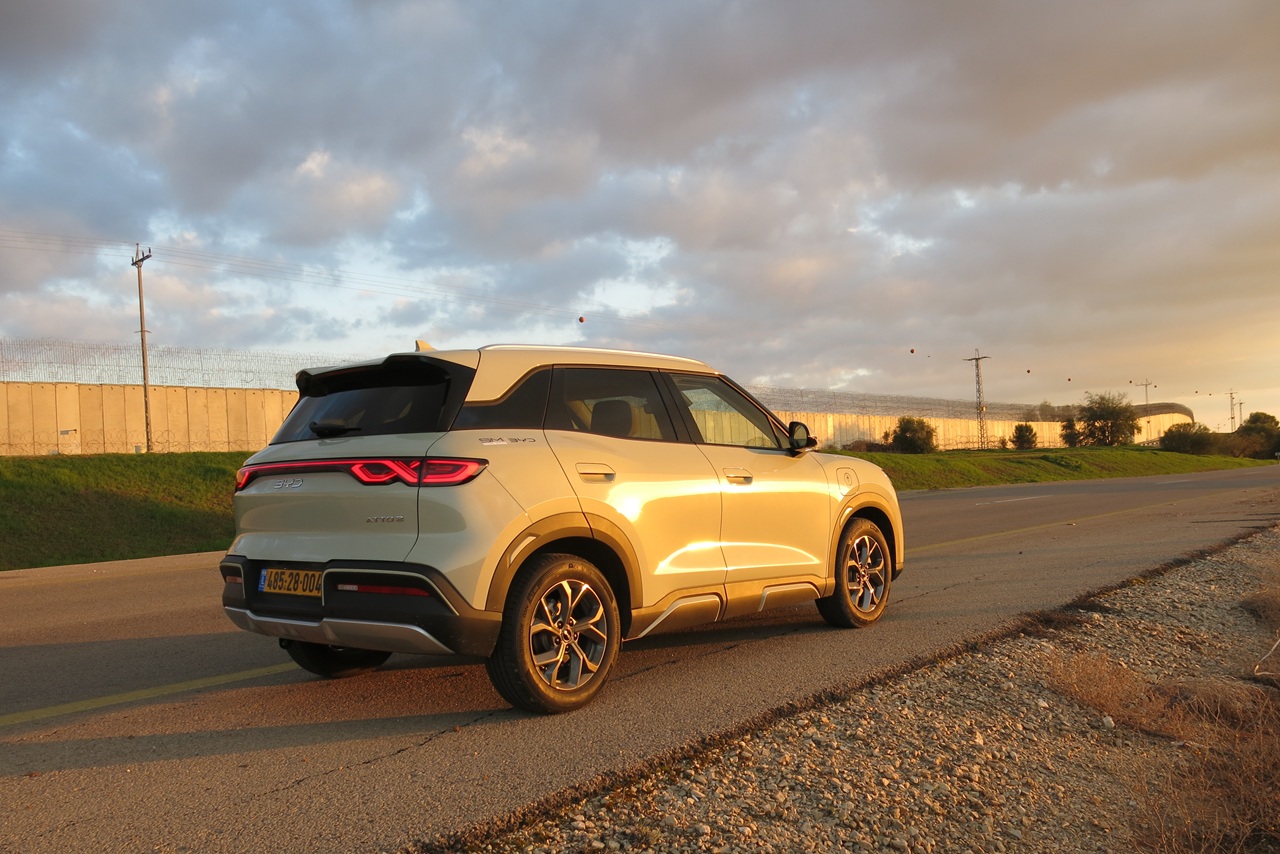 התכונות הטובות של Atto 2 – לא לפי סדר חשיבות: קל לתמרון איתו בנהיגה עירונית ובחניות, הוא מאובזר מאוד, נוח מאוד לנסיעה, מרווח מלפנים ולשני נוסעים גם מאחור, הוא בנוי היטב עם חומרים באיכות גבוהה, שדה ראיה טוב לכל הכיוונים, הנעה חשמלית מצוינת