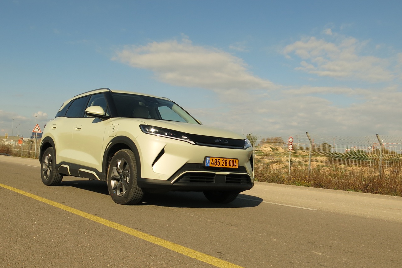 Atto 2 מספק התנהגות כביש טובה ביחס למתחרים ולקטגוריה, ומבלי להישבע (לא נהגנו בו ראש בראש) התחושה היא שהוא עושה עבודה יותר טובה גם משני אחיו הצמודים.