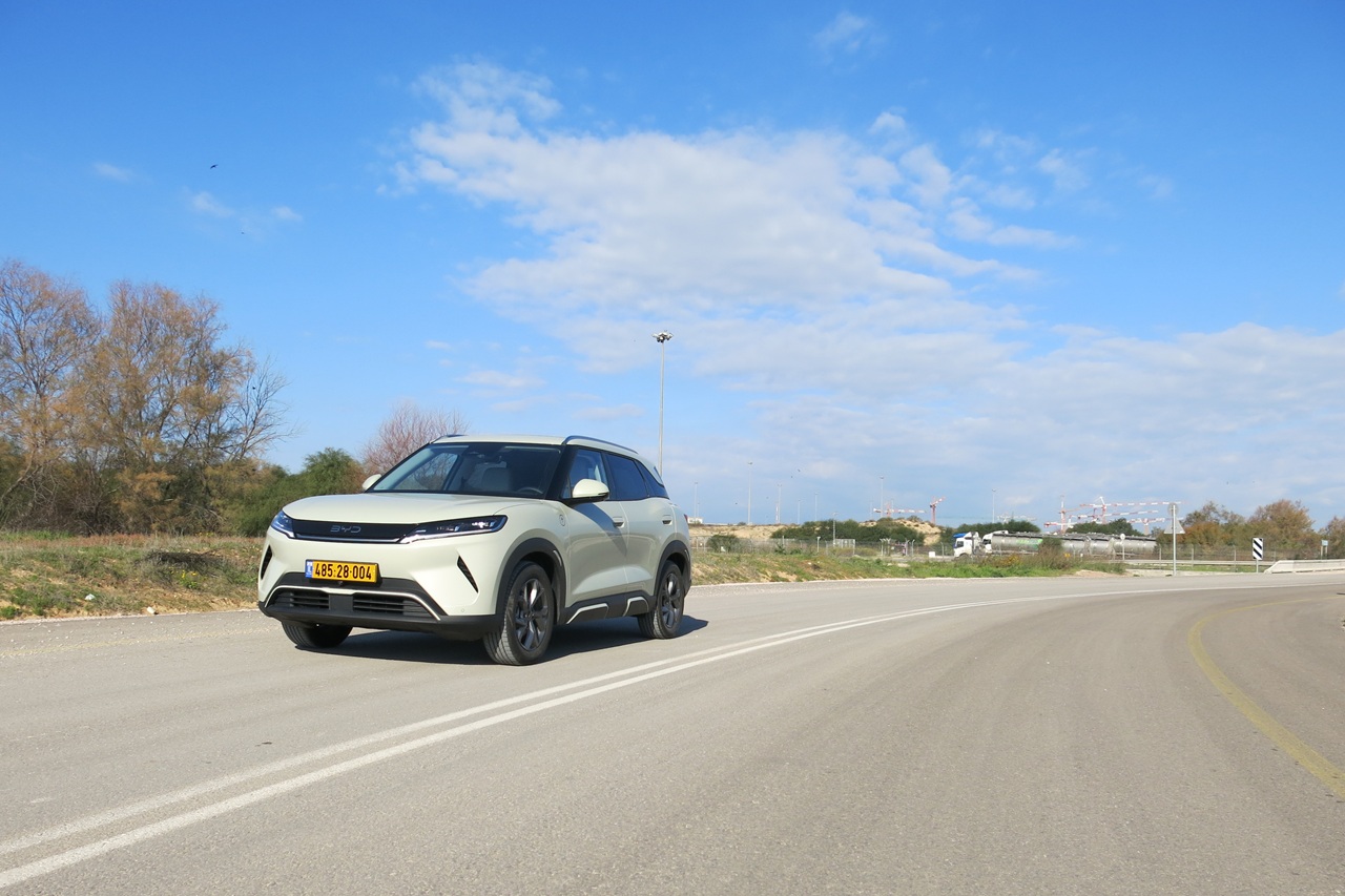 המהירות מוגבלת ל-160 קמ"ש, וגם זה מספיק ברכב חשמלי משפחתי קטן, ובמקום שזה באמת חשוב - עקיפות ונהיגה בעליות – מתקבל רכב מהיר וזריז יותר מקצב התנועה, ולעולם לא חסרה לו נשימה בעקיפות במהירות גבוהה.