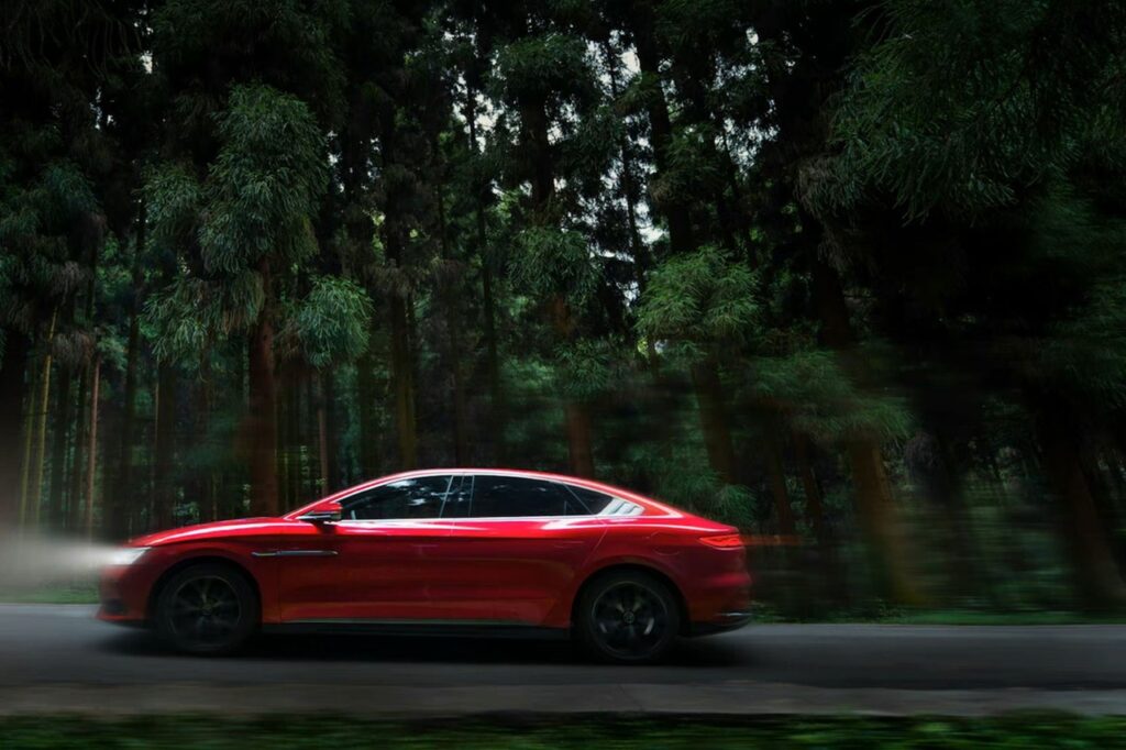 יצרנית הרכב הסינית מכרה פי שלושה כלי רכב מכל הסוגים וכ-600,000 כלי רכב חשמליים יותר מטסלה