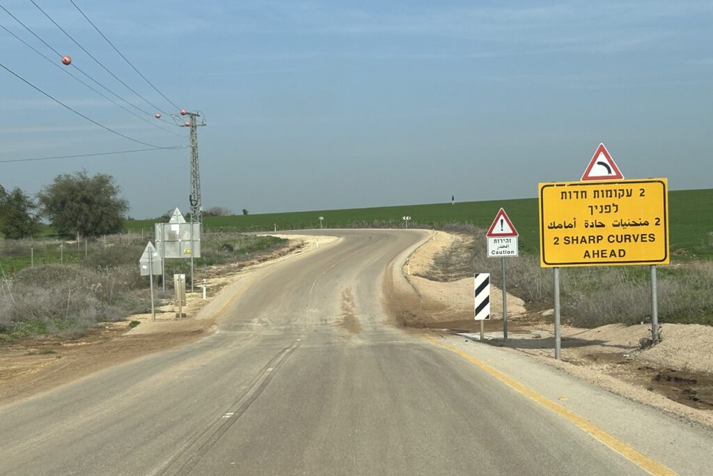 כביש מפותל בין שדות שפלת יהודה, עם קפיצה בזמן לתל לכיש
