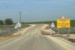 כביש מפותל בין שדות שפלת יהודה, עם קפיצה בזמן לתל לכיש