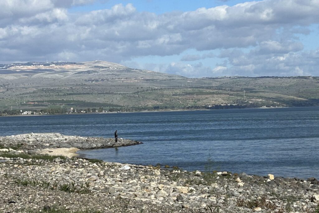 חוף ימק"א והכנסייה הרוסית-פרובוסלאבית נמצא כמטחווי קשת מן העיר טבריה ובמשך עשרות שנים היה סגור ומגודר כחלק ממתחם בבעלות פרטית