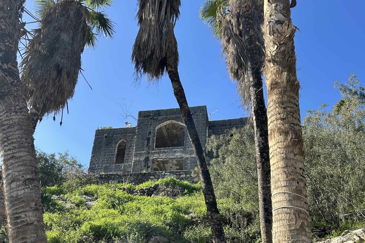 ארצ'יבלד הארט נחשב בתקופה המנדטורית כדמות מפתח בירושלים והיה מיודד עם פקידי ממשל בריטים ועם המנהיגות הציונית והערבית כאחד. זה הפך את הבית שעל שפת הכינרת למוקד של דיפלומטיה שקטה, ושימש אותו כביתו הפרטי עד מותו בשנת 1946. 