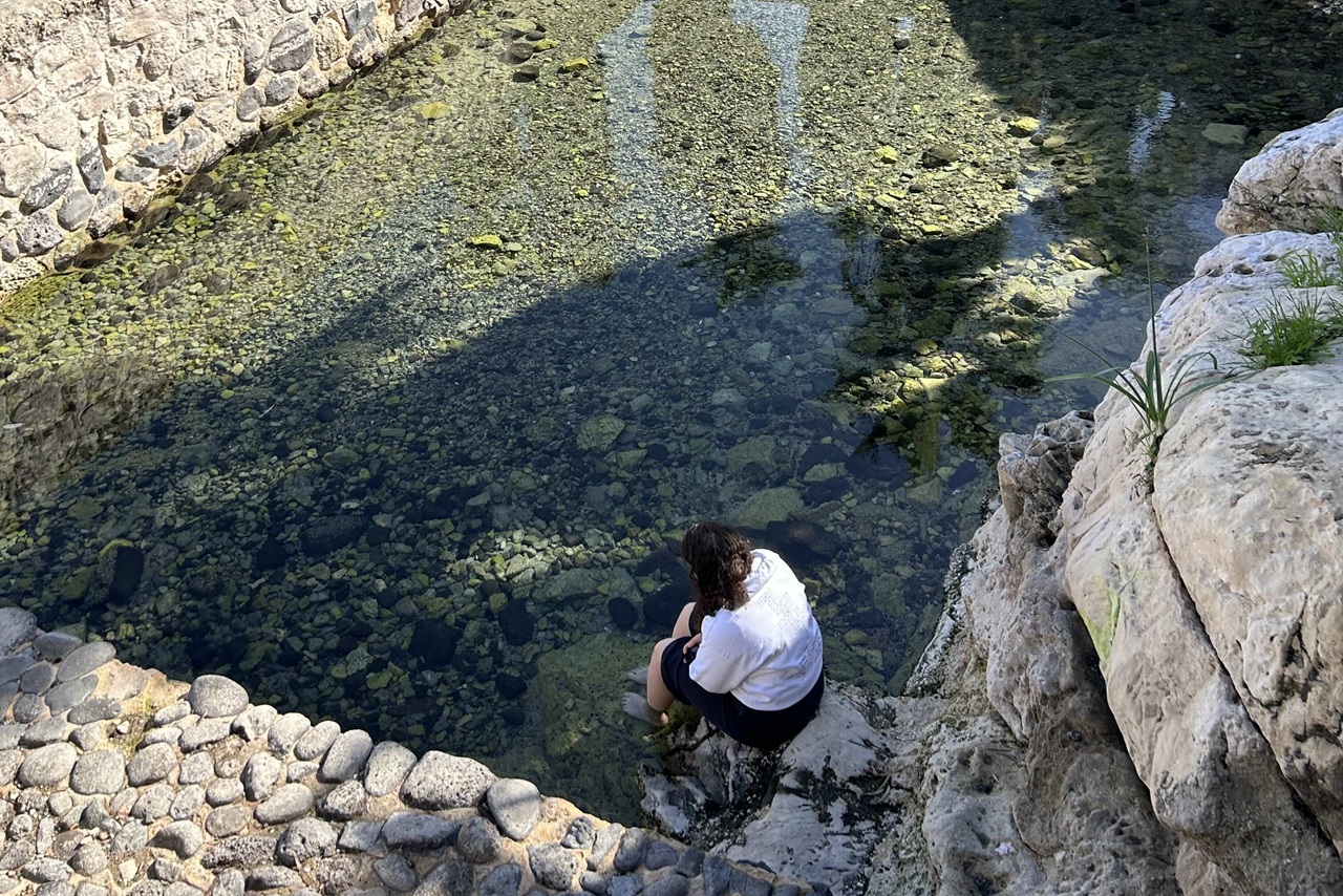 חוף ימק"א והכנסייה הרוסית-פרובוסלאבית נמצא כמטחווי קשת מן העיר טבריה ובמשך עשרות שנים היה סגור ומגודר כחלק ממתחם בבעלות פרטית.