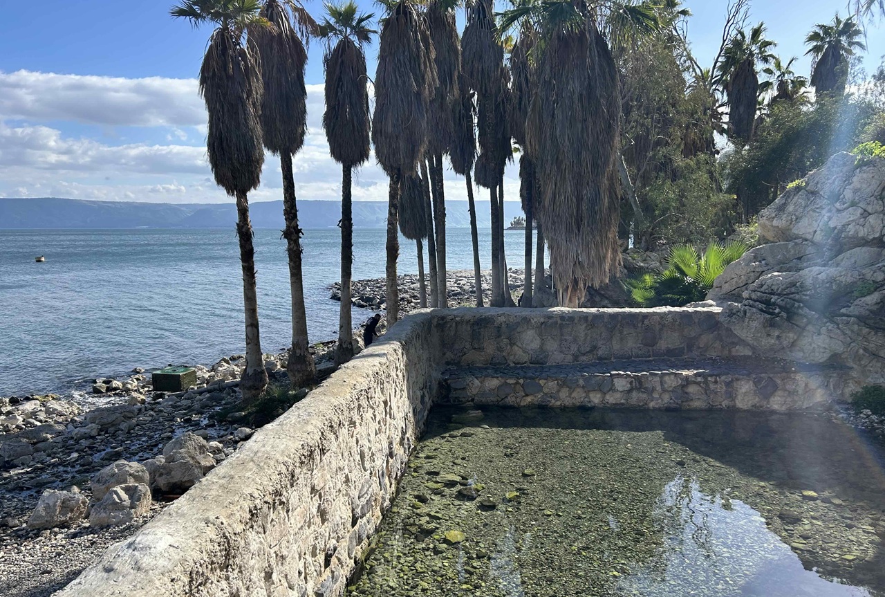 בבריכה הצפונית נמצאה כתובת בארמית שמייחסת תרומה של האמוראי רבי עולא ואחיו, שנתנו שלושה דינרים לבית הכנסת