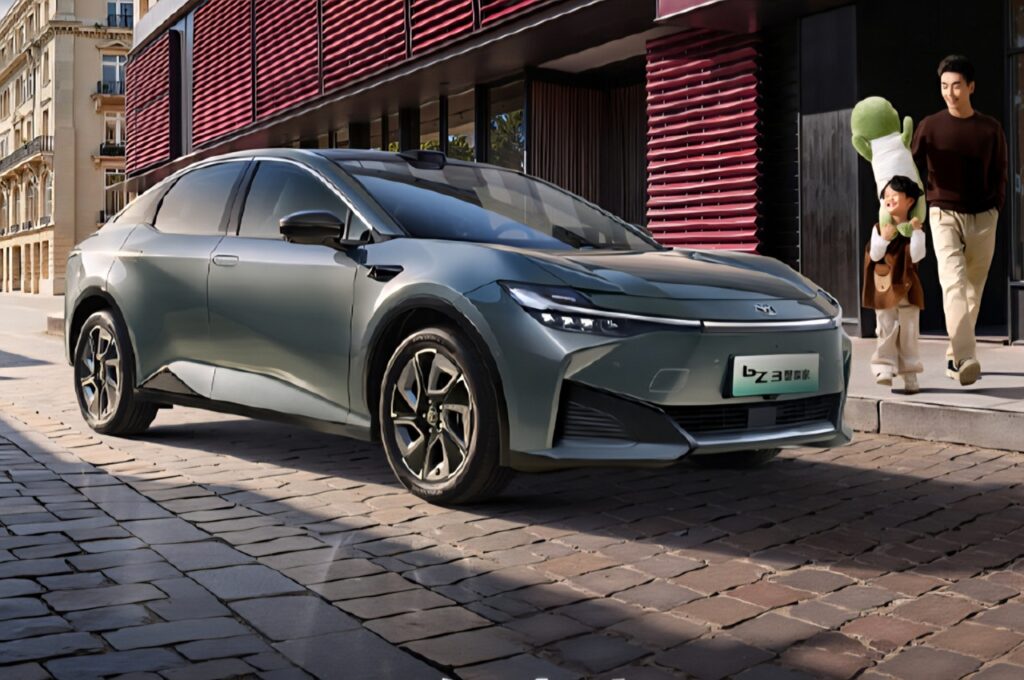 טויוטה השיקה בסין "מהדורה חכמה" של מכונית הסדאן החשמלית bZ3 והיא הרבה יותר מתוחכמת ומאובזרת מכל טויוטה שנמכרת בארץ